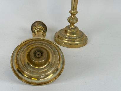 Paire de bougeoirs en bronze, la base circulaire.
H....