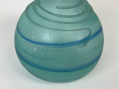 Vase en patte de verre bleuté dans le goût...