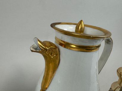 Lot comprenant une verseuse en porcelaine...