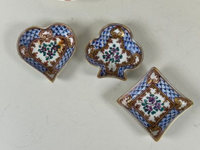 GIEN.
Série de 4 sous-tasses en faïence polychrome.
D....