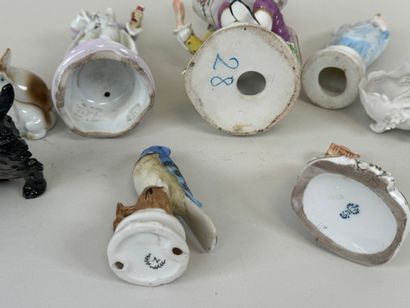 Lot comprenant divers sujets en porcelaine,...