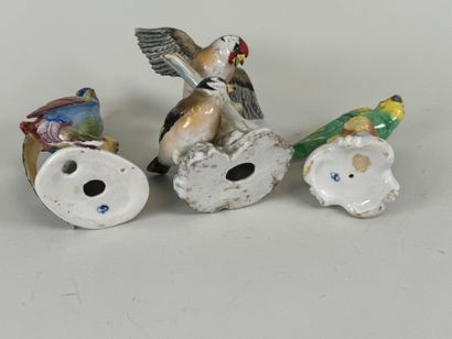 Trois sujets en porcelaine polychrome figurant...
