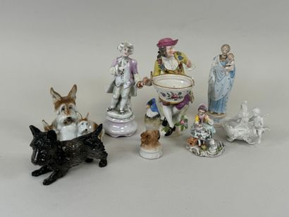 Lot comprenant divers sujets en porcelaine,...