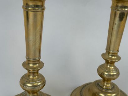 Paire de bougeoirs en bronze, la base circulaire.
H....
