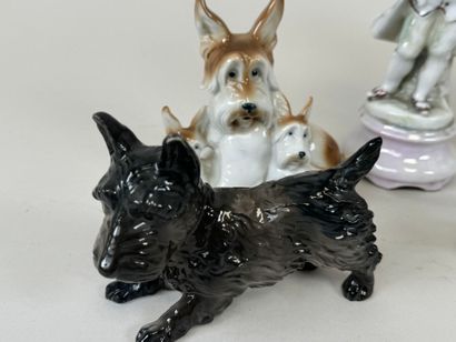 Lot comprenant divers sujets en porcelaine,...
