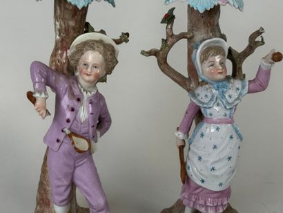 Paire de sujets en porcelaine polychrome...