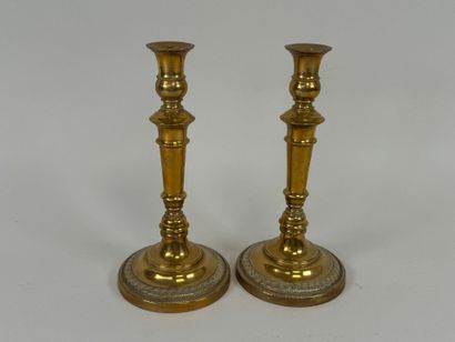Paire de bougeoirs en bronze, la base circulaire...