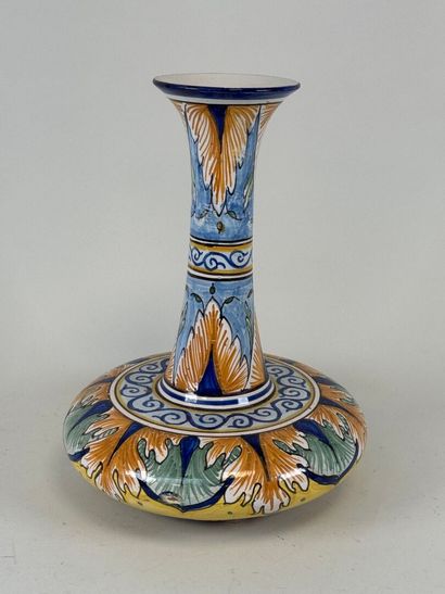 NEVERS, MONTAGNON.
Grand vase en faïence...