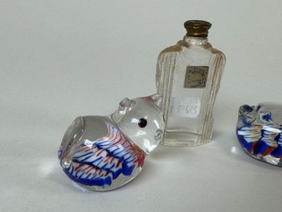 Lot comprenant :
- un flacon à parfum en...