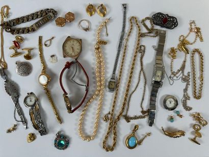 Lot de bijoux fantaisies dont montres, bracelet,...