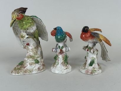 MEISSEN.
Trois sujets en porcelaine polychrome...