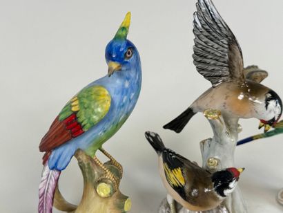 Trois sujets en porcelaine polychrome figurant...