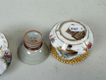 MEISSEN.
Deux encriers en porcelaine polychrome...