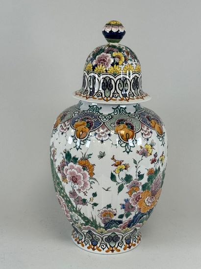 Grande potiche en faïence polychrome à décor...