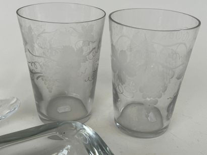 Lot comprenant :
- DAUM. Vide-poche en cristal...