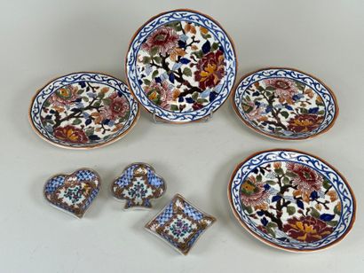 GIEN.
Série de 4 sous-tasses en faïence polychrome.
D....