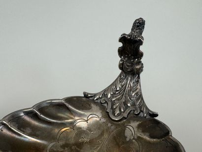 Lot comprenant :
- un samovar en cuivre et...