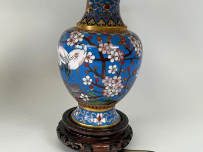 Lot comprenant :
- lampe à pétrole en porcelaine...