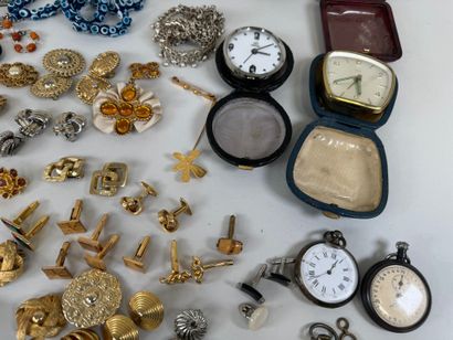 Lot de bijoux fantaisie dont montres dont...