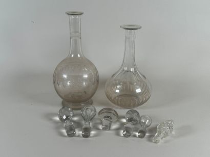 Deux carafes en cristal et verre dont une...