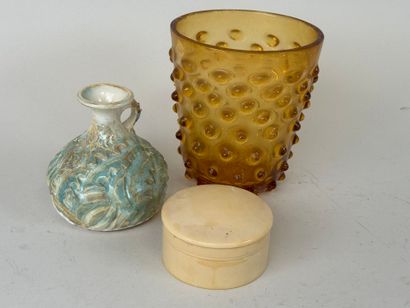 Lot comprenant :
- un petit vase à anse en...
