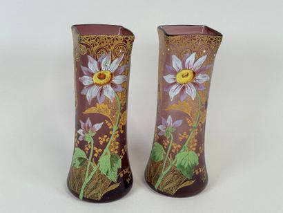 Paire de vases en verre coloré et émaillé...