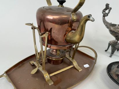 Lot comprenant :
- un samovar en cuivre et...
