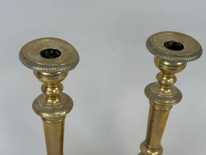 Paire de bougeoirs en bronze, la base circulaire.
H....