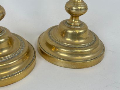 Paire de bougeoirs en bronze, la base circulaire.
H....