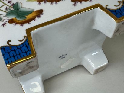 Lot comprenant :
- lampe à pétrole en porcelaine...