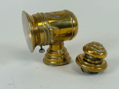 Petite pendulette en forme de phare en laiton,...