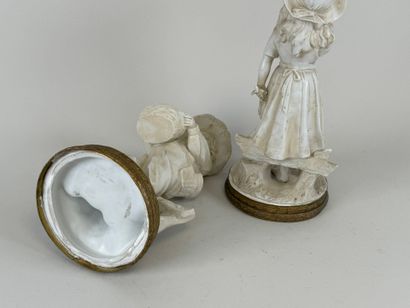 Couple d'enfants en biscuit, le socle en...