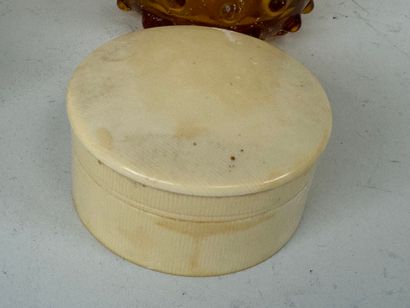 Lot comprenant :
- un petit vase à anse en...