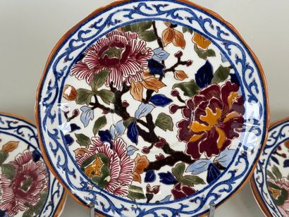 GIEN.
Série de 4 sous-tasses en faïence polychrome.
D....