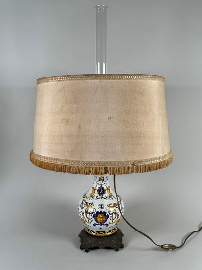 GIEN.
Lampe à pétrole en faïence polychrome...