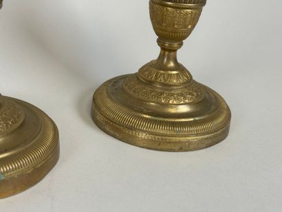 Paire de flambeaux en bronze, la base circulaire...