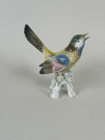 Sujet en porcelaine polychrome figurant un...