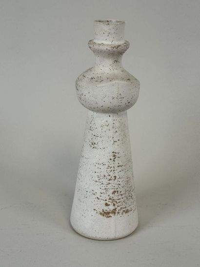 Bouteille ou vase en céramique sur fond blanc...
