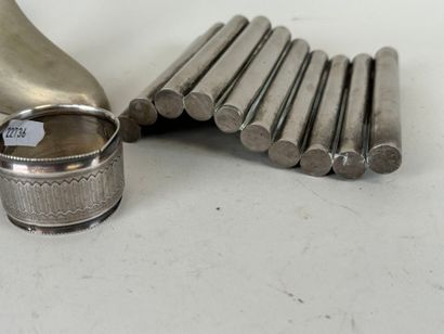 Lot comprenant : 
- un rond de serviette...