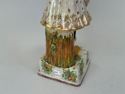 Important sujet en faïence polychrome figurant...