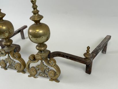 Paire de chenets en laiton et fonte à décor...