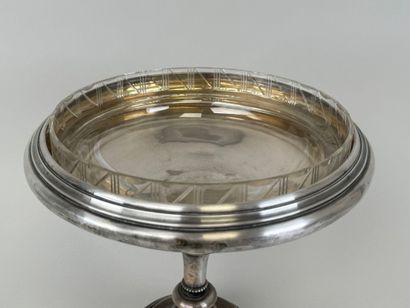 Coupe sur pied en métal argenté, l'intérieur...