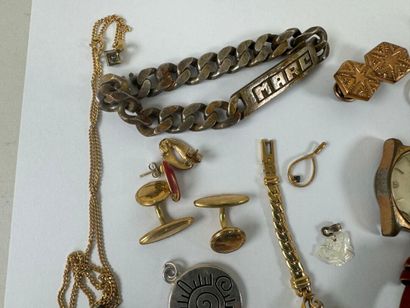 Lot de bijoux fantaisies dont montres, bracelet,...