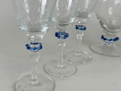 Partie de service en cristal à décor gravé...