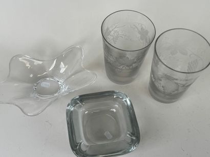 Lot comprenant :
- DAUM. Vide-poche en cristal...