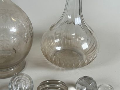 Deux carafes en cristal et verre dont une...