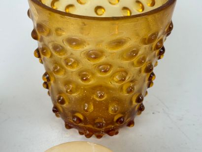 Lot comprenant :
- un petit vase à anse en...