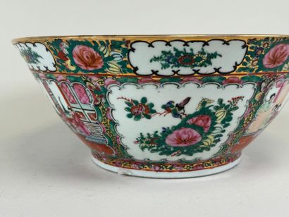 ASIE, XXe.
Grande coupe ou jatte en porcelaine...