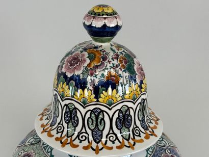 Grande potiche en faïence polychrome à décor...