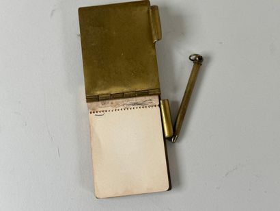 Un carnet de bal ou bloc-notes en laiton...